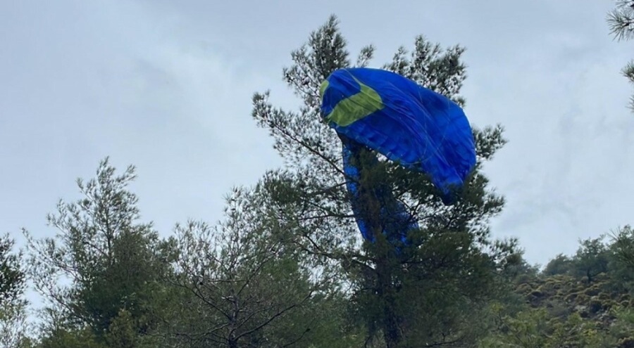 Ölüdeniz'de paraşütçü ağaçta asılı kaldı