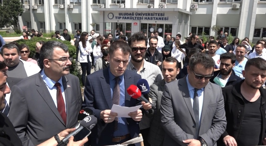 Sağlık çalışanları Bursa'da profesöre yapılan silahlı saldırıyı kınadı