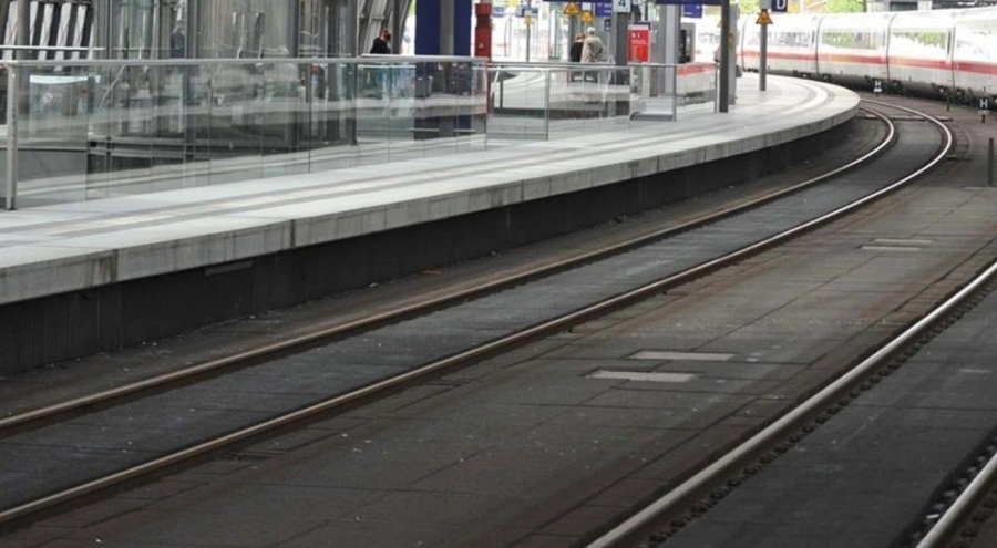 Almanya'da tren demiryolu işçilerine çarptı: Ölüler var!