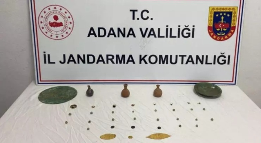 Adana'da bir araçta 38 tarihi eser ele geçirildi