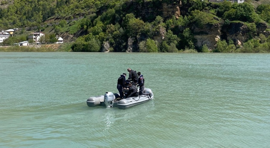 Munzur Çayı'nda kaybolan 3 kişi aranıyor