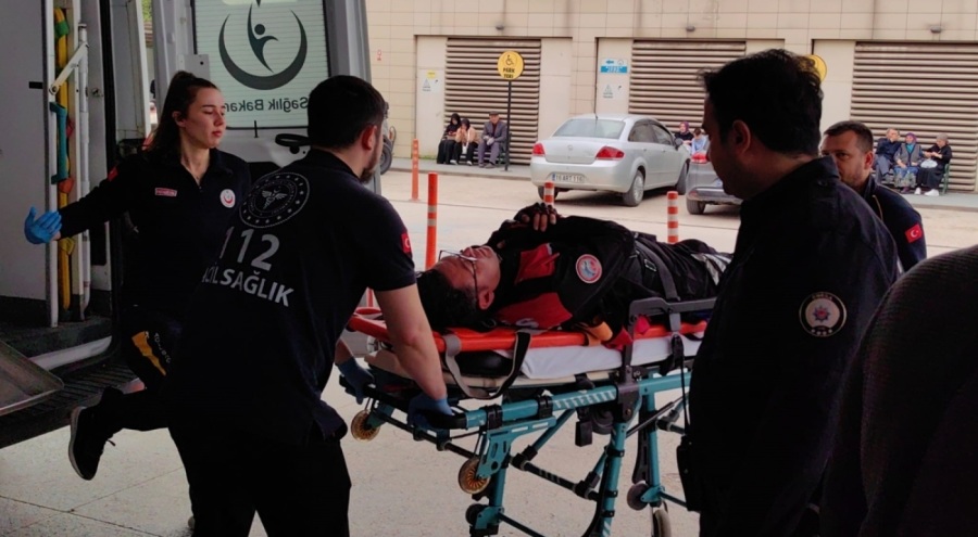 Bursa'da motosikletli polis minibüsle çarpıştı!