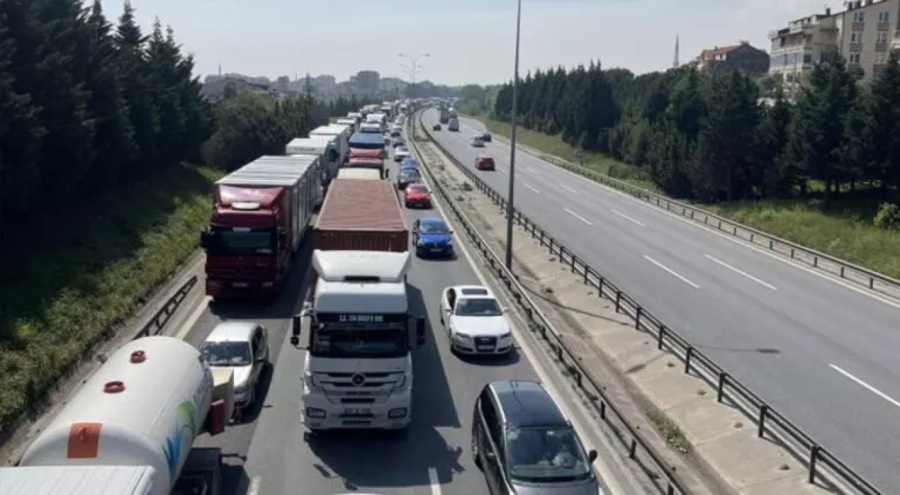 TEM'de lastiği patlayan araç takla attı: 2 yaralı