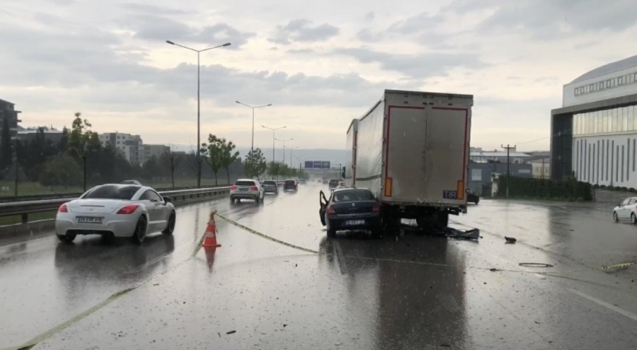 Bursa'da otomobil TIR'a ok gibi saplandı