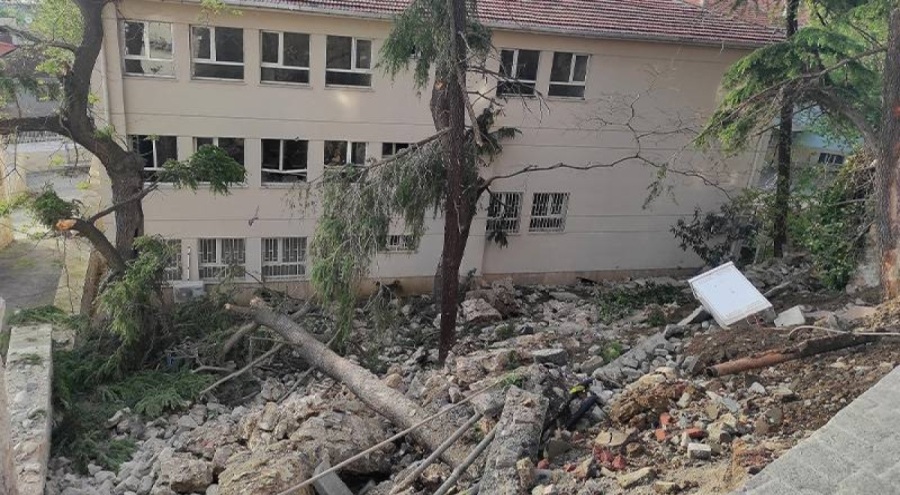 İstanbul'da istinat duvarı okulun bahçesine çöktü