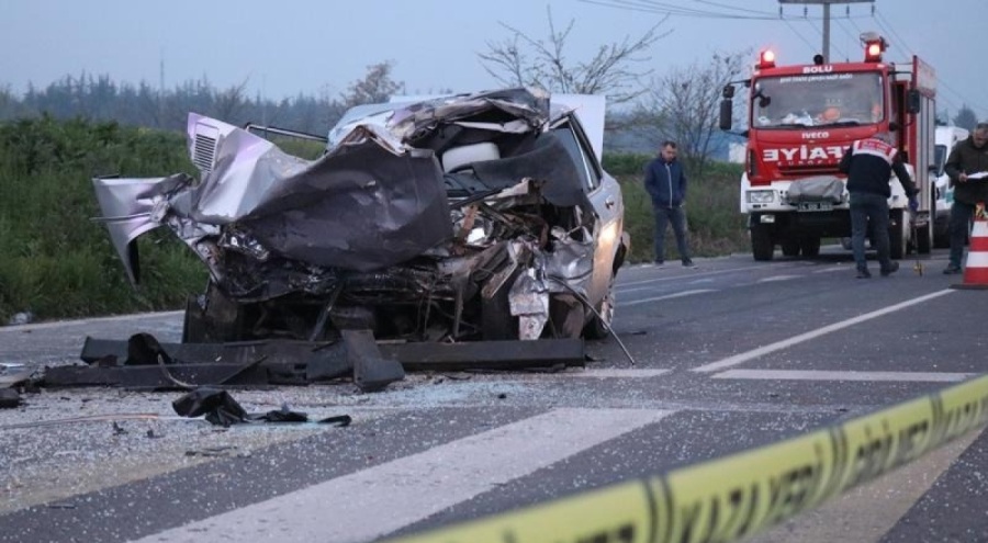 Bolu'da tır ile çarpışan otomobilin sürücüsü hayatını kaybetti