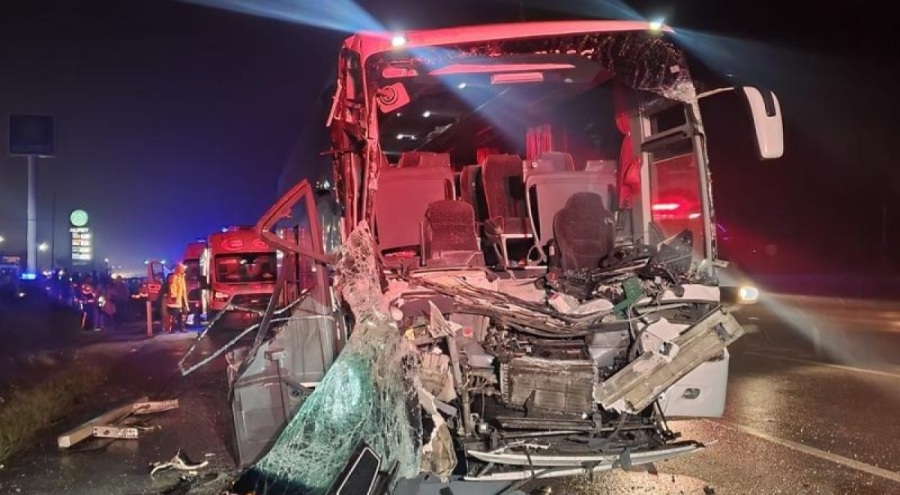 Bursa'dan İzmir'e giden öğrencilerin olduğu otobüs kaza yaptı: 33 yaralı