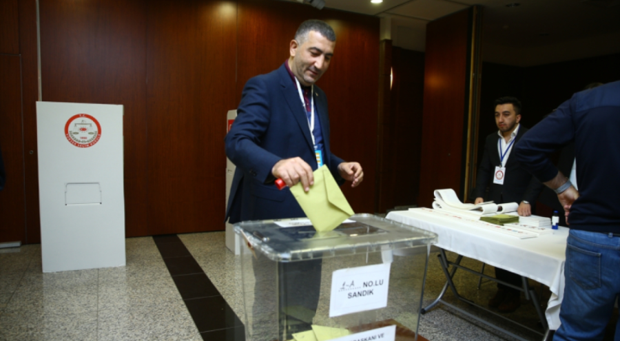 Azerbaycan'daki Türk vatandaşları sandık başında