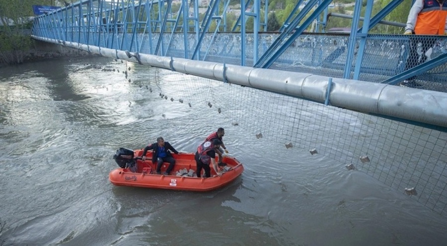 Kayıpları bulmak için Munzur Çayı'na çelik ağlar yerleştirildi