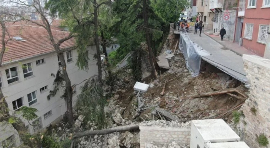 İstanbul Beyoğlu'nda istinat duvarı okulun bahçesine çöktü!