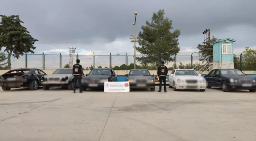 Kilis'te 10 milyon liralık otomobil ve parçaları ele geçirildi