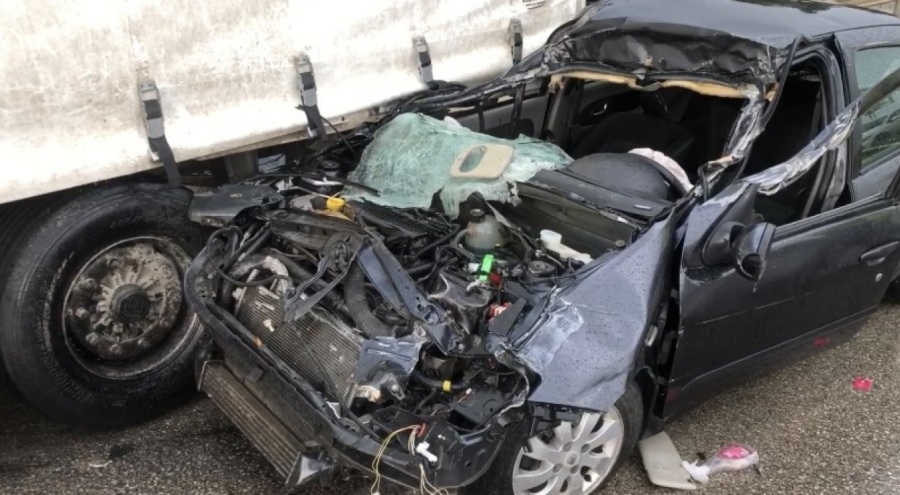 Bursa'da tıra saplanan otomobilin sürücüsü can verdi