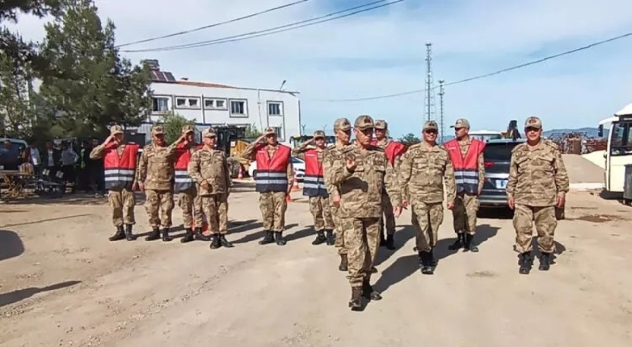 Orgeneral Çetin, depremin vurduğu İslahiye'de