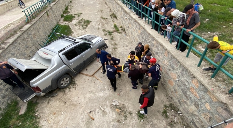 Konya'da pikap dereye düştü