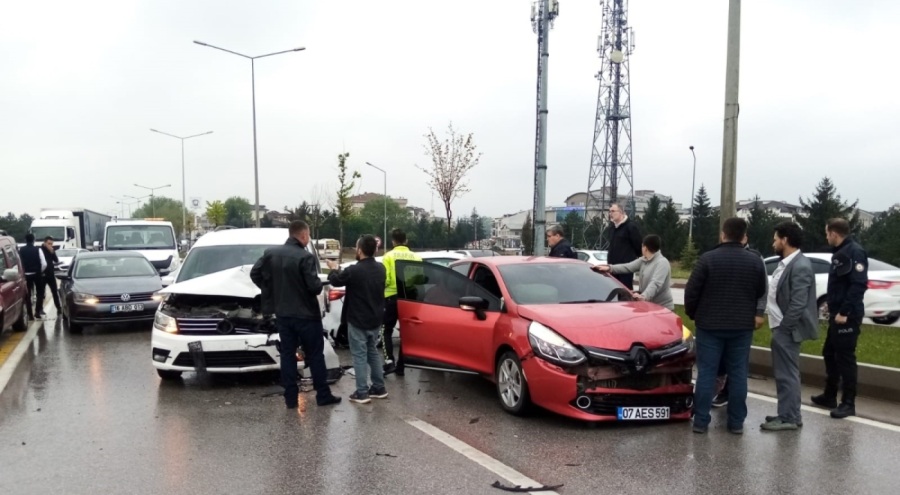 Bursa'da 7 araç birbirine girdi