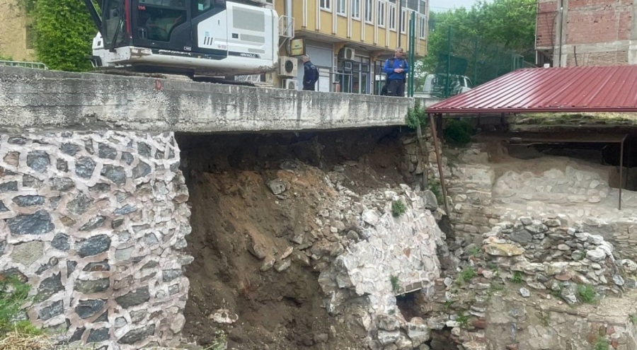 Bursa'da İznik çini fırınlarının kazı alanı istinat duvarı çöktü