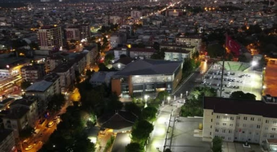 Bakan Varank 'Uyumayan Kütüphane'de gençlerle buluştu