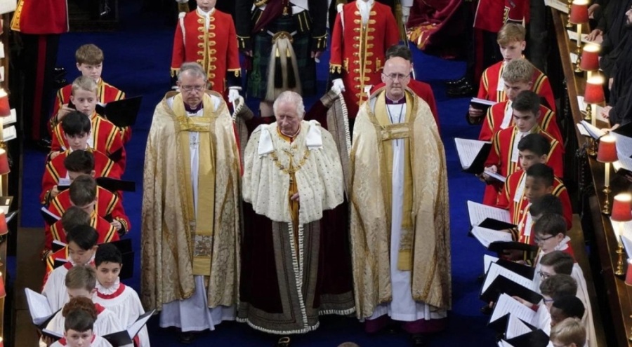 Kral 3. Charles'ın taç giyme töreninde gözaltı