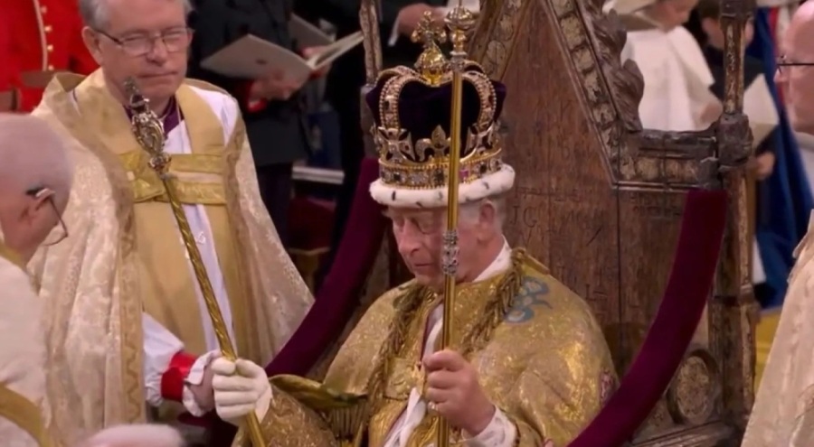 Kral 3. Charles taç giydi