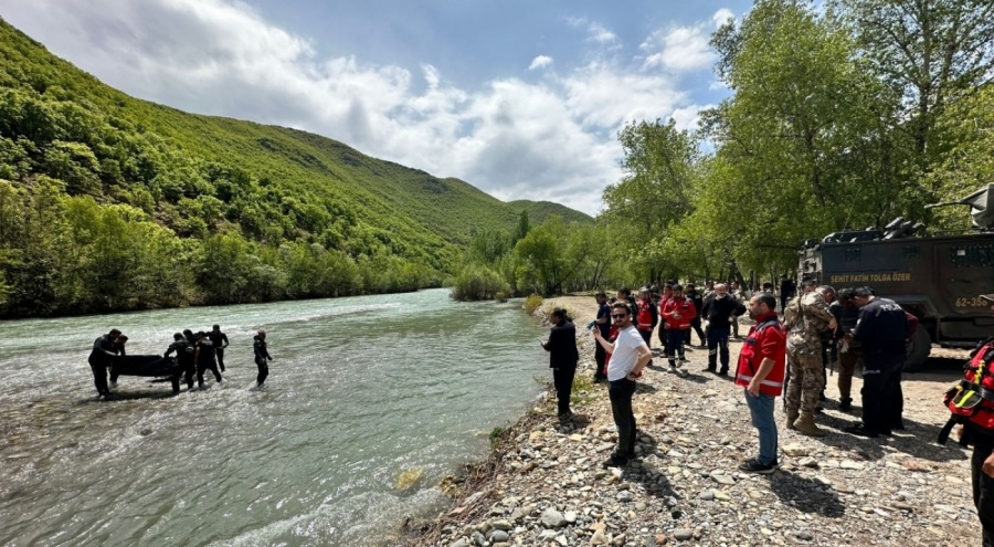 Munzur Çayı'na uçan araçtaki 3 gençten birinin cansız bedeni bulundu
