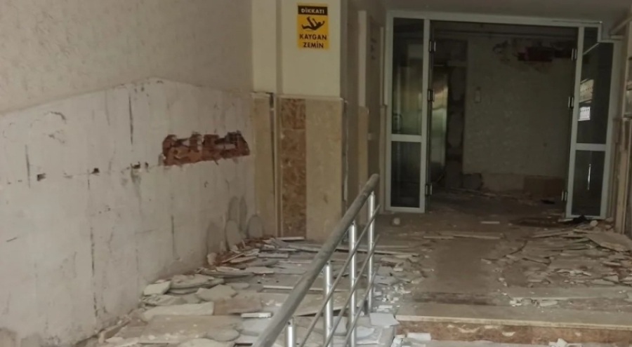 Depremde yerle bir olan evlerine önce ağır, sonra hafif hasar raporu verdiler!