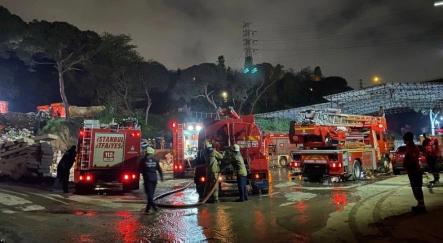 İstanbul'da hurdalıkta yangın