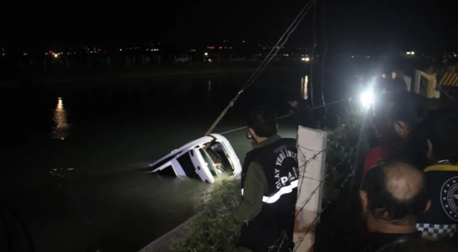 Sel sularına kapılan minibüs dereye devrildi