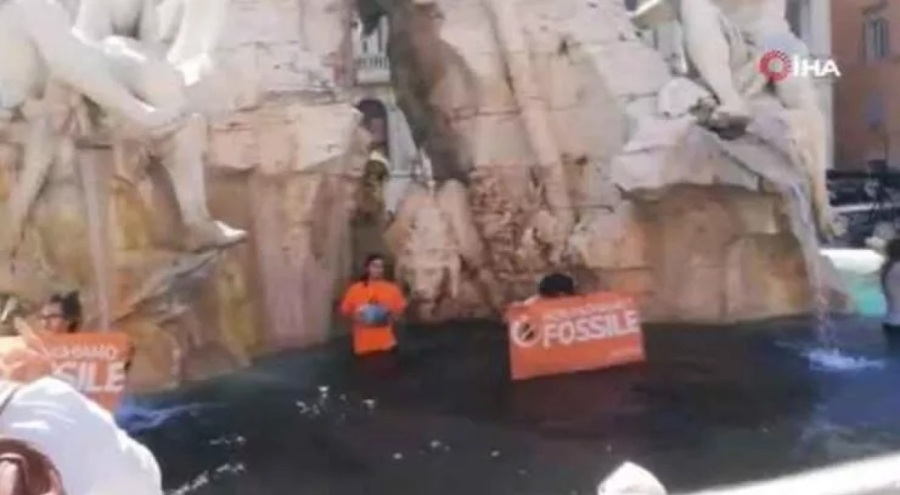 Roma'daki tarihi çeşmeye kömür bazlı sıvıyla saldırdılar