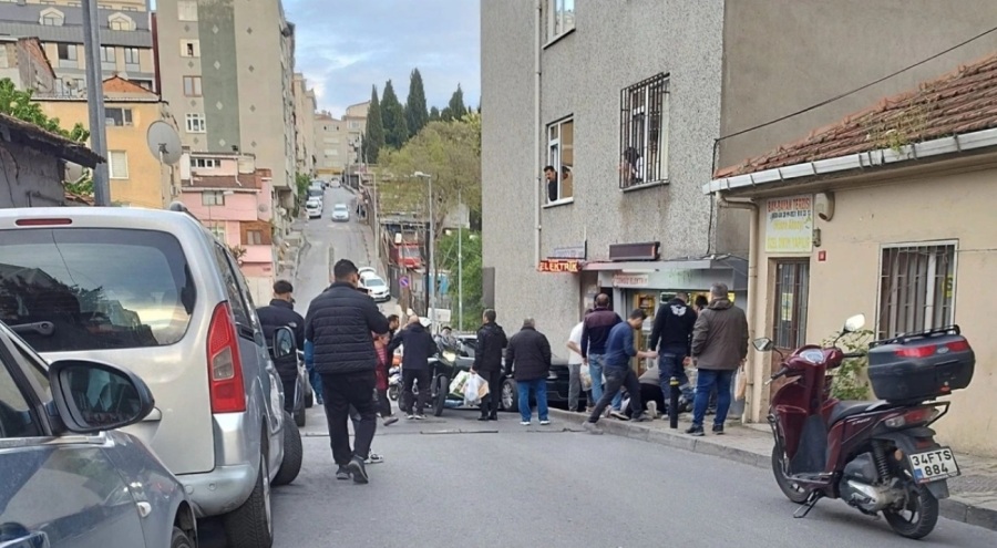 İstanbul'da polisten kaçan otomobil yayalara çarptı: 1'i ağır 3 yaralı