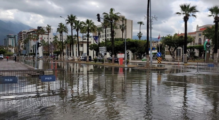 İskenderun'da sokaklara dolan su çekiliyor