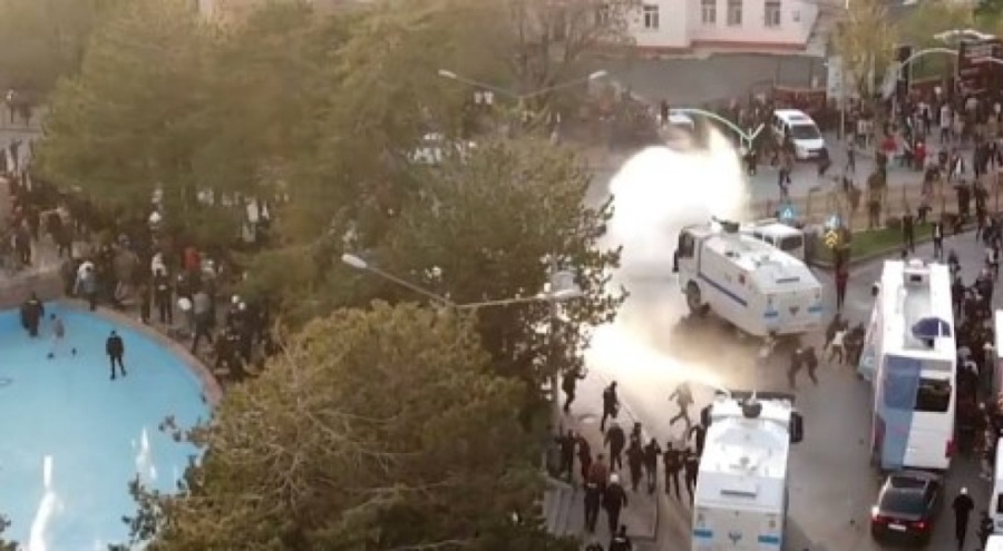 İmamoğlu'na mitingde taşlı saldırı!