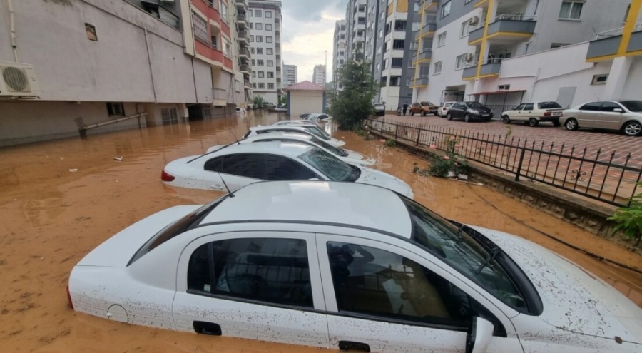 Adana'da sel: Araçlar sular altında kaldı