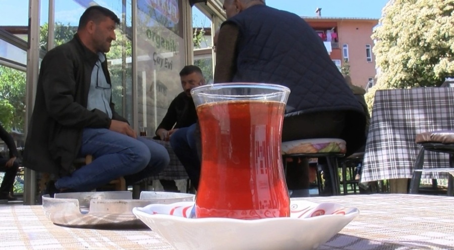 Çayı sıcak ve hızlı içenler dikkat!