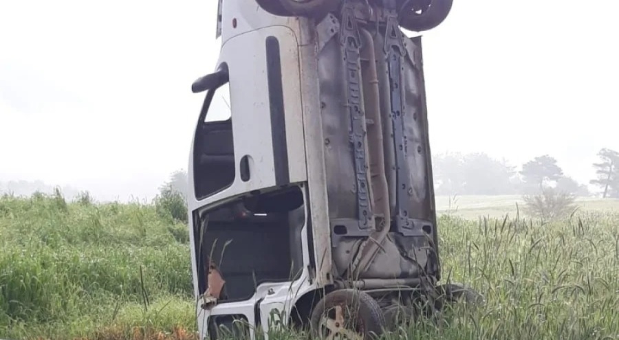Görenleri şaşırtan kaza: Araç dik halde durdu!