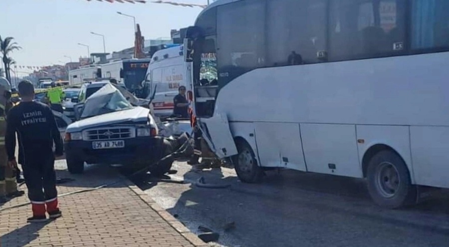 Asker ve sivil memurları taşıyan midibüs ile kamyonet çarpıştı; Ölü ve yaralılar var