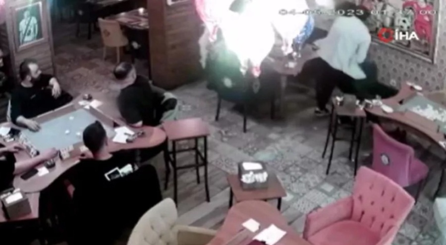 Küçükçekmece'de hem oğlunu hem de arkadaşlarını ıstakayla dövdü