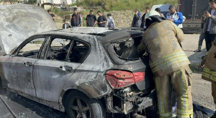 İstanbul'da seyir halindeki otomobil yandı