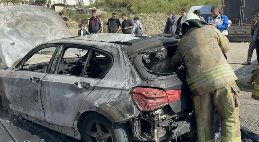 Seyir halindeki otomobil alev alev yandı