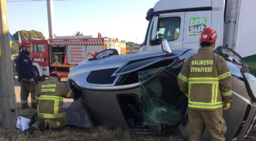 Bursa yolunda kaza! Elektrik direğine çarptı