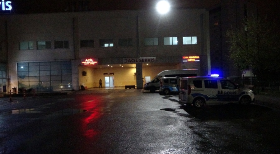 Malatya'da hasarlı binanın duvarı çöktü: 17 yaşındaki genç kurtarılamadı