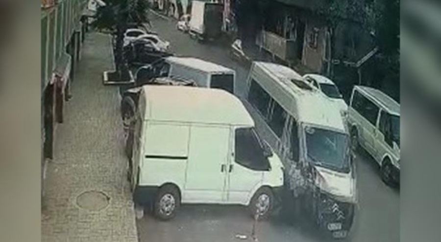 İstanbul'da servis minibüsü park halindeki 8 araca çarptı