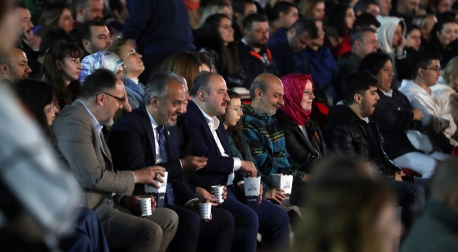 Bakan Varank, Bursa'da Güldür Güldür Show'un uzay skecini izledi