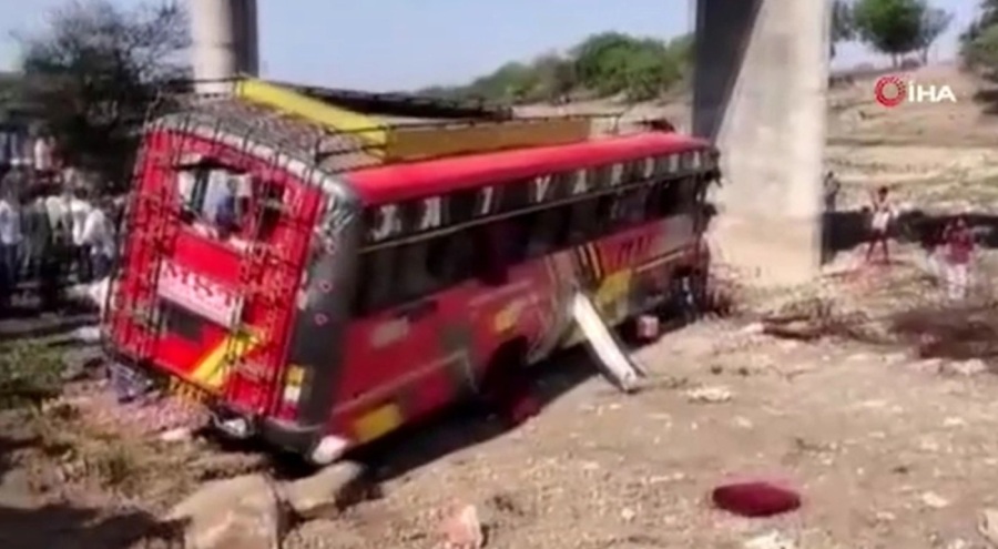 Hindistan'da otobüs faciası! 22 kişi yaşamını yitirdi