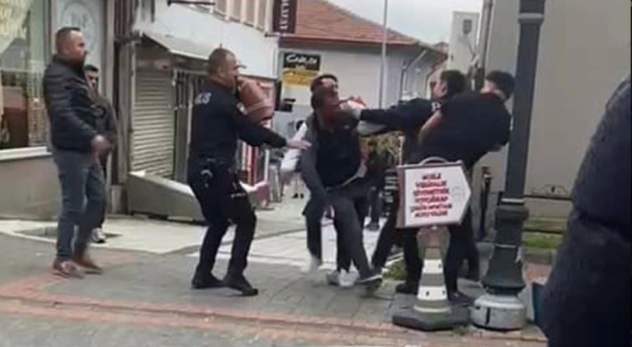 Polise yumruk atan şahsı linçten yumruk attığı polis kurtardı