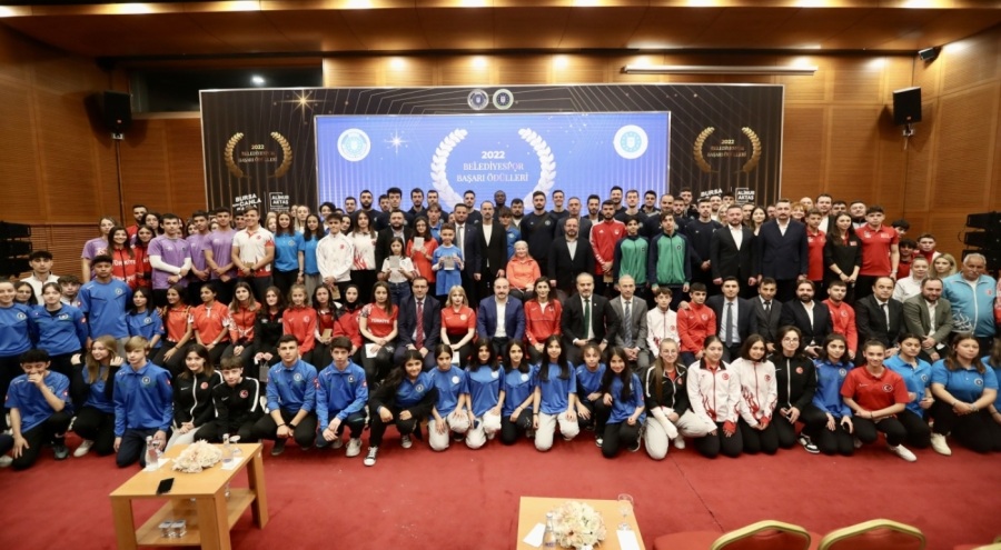 Bakan Varank, Bursa'da başarılı sporcuları ödüllendirdi