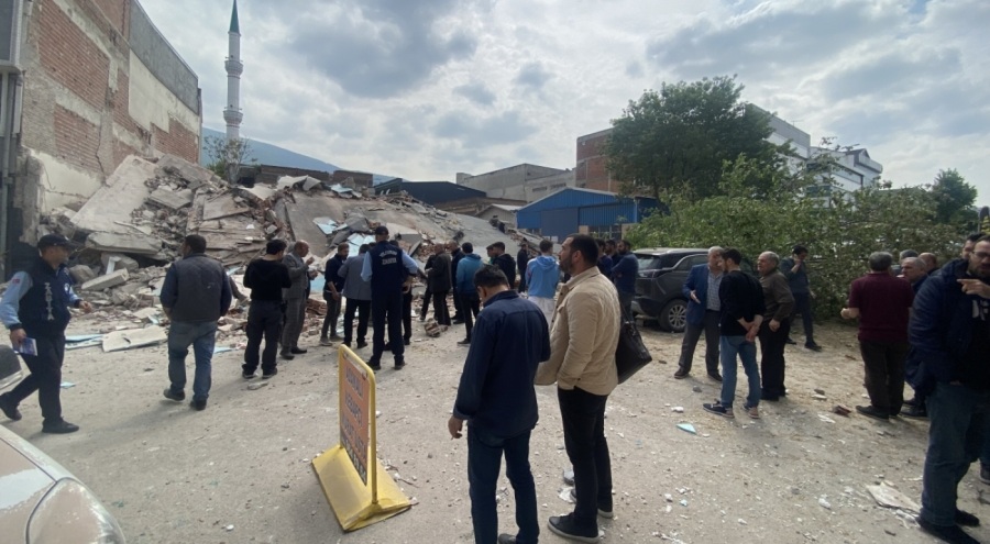 Bursa'da 4 katlı bina yıkım sırasında çöktü!