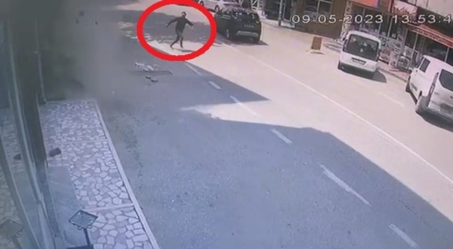 Bursa'da çöken binanın altında kalmaktan son anda kurtuldu