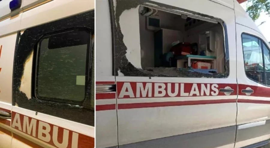 Çekiçle sağlık ekiplerine saldırdı!