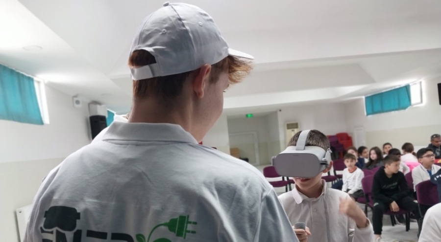 UEDAŞ, öğrencilere VR gözlükler aracılığıyla enerji tasarrufunu anlatıyor