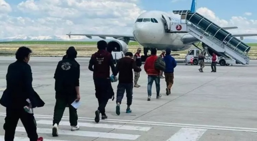 Afganistanlı 227 kaçak göçmen uçakla ülkelerine gönderildi.